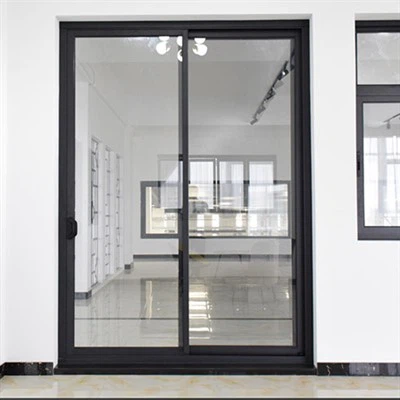 Uragano smūgio stumdomos lauko durys